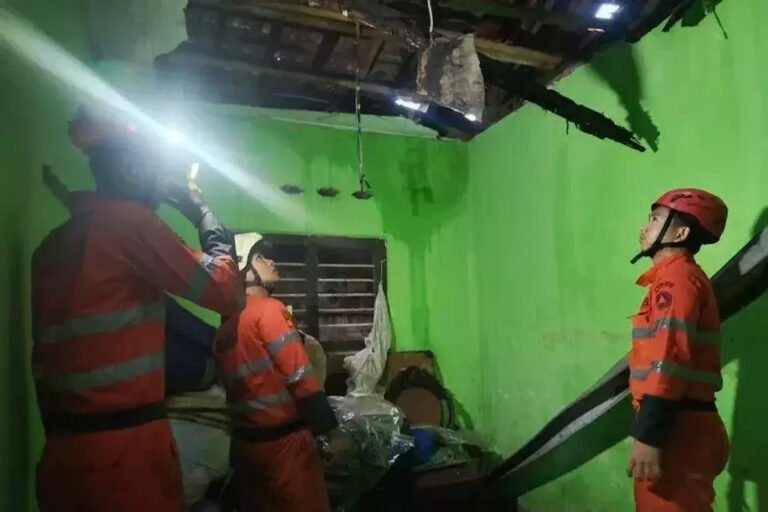 BPBD Kota Bogor mengecek langsung rumah rusak di Kota Bogor yterdampak cuaca ekstrem. (Foto: Jurnal IDN/dok BPBD Kota Bogor).