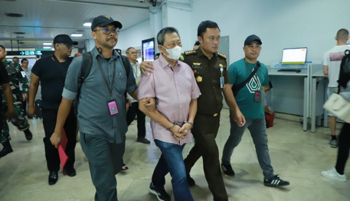 Tersangka kasus timah Hendry Lie saat diamankan di Bandara Soetta. (Foto: Jurnal IDN/Dok Kejagung).