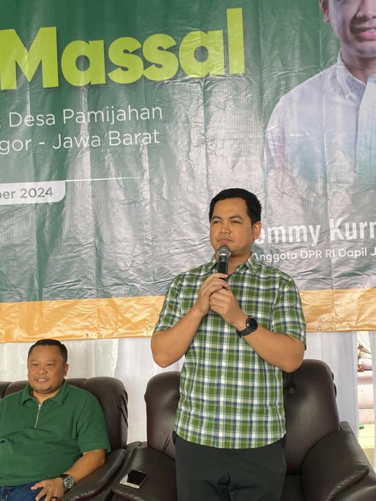 Anggota DPR RI Tommy Kurniawan memberi sambutan di gelaran Sunatan Massal di Kabupaten Bogor, Jawa Barat. (Foto: Jurnal IDN/Vian). 