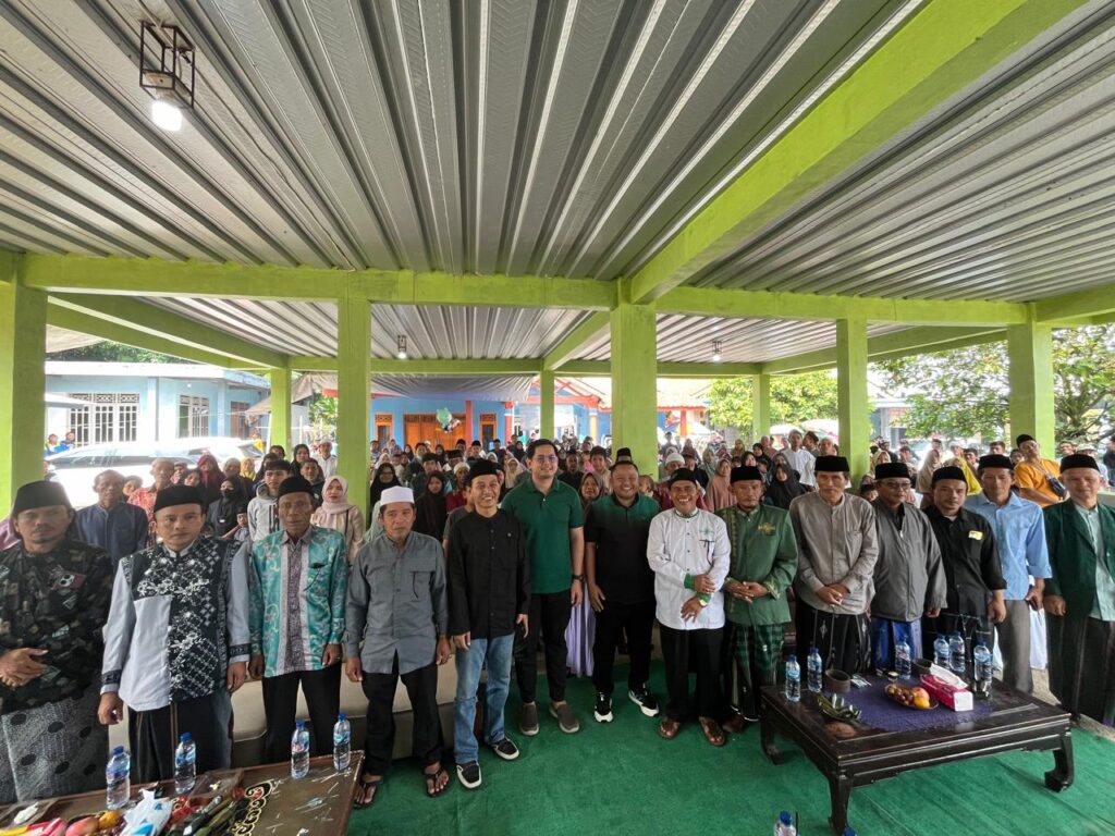 Anggota DPR RI Tommy Kurniawan foto bersama tokoh dan ulama serta warga saat gelaran Sunatan Massal di Kabupaten Bogor, Jawa Barat. (Foto: Jurnal IDN/FRG). 