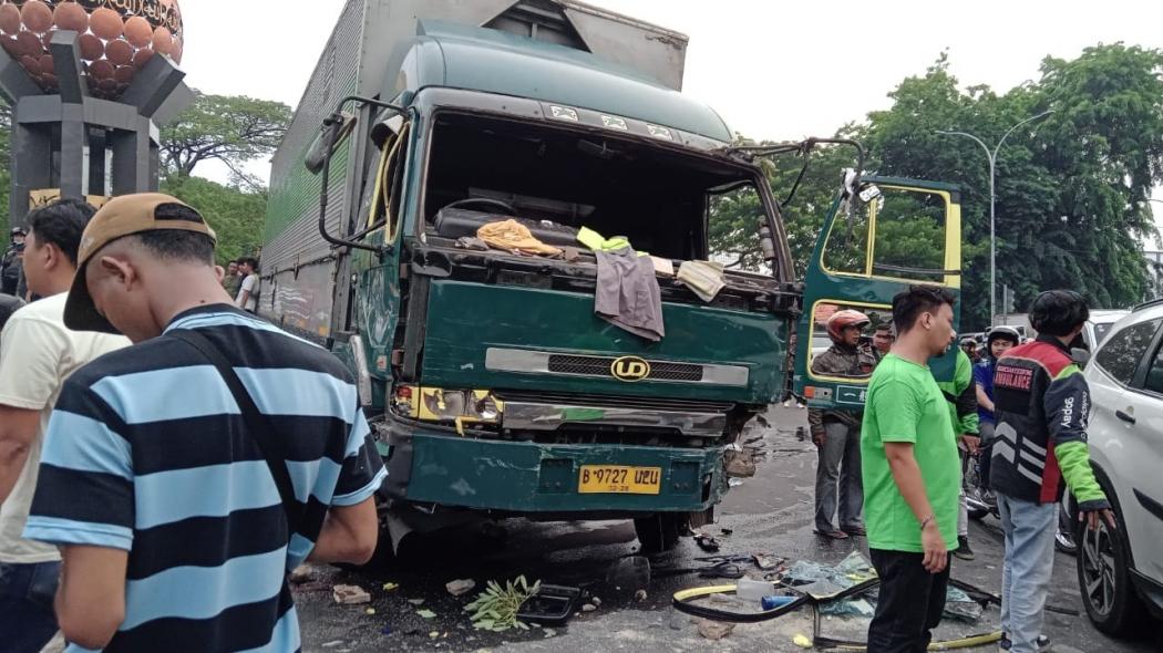 Truk Kontainer Ugal-ugalan di Kota Tangerang. (Foto: JurnalIDN/Ist).