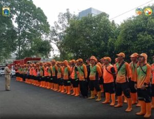 Petugas kebersihan Dinas Lingkungan Hidup (DLH) Jakarta. (Foto: Jurnal IDN/dok DLH Jakarta).