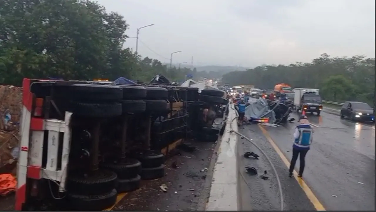 Bus ronbhongan peziarah kecelakaan di Tol Cipularang. (Foto: Jurnal IDN/dok Jasa Marga).