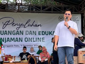 Anggota DPR RI Tommy Kurniawan bersama OJK beri penyluhan bahaya Pinjol Ilegal di Bojong Gede, Kabupaten Bogor, Jawa Barat. (Foto: Jurnal IDN/FRG).