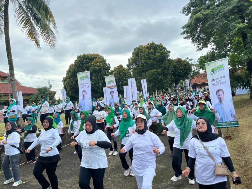 Antusias warga ikutin senam sehat dan penyuluhan pinjol ilegal yang mayoritas diikuti para ibu-ibu rumah tangga. (Foto: Jurnal IDN/FRG). 