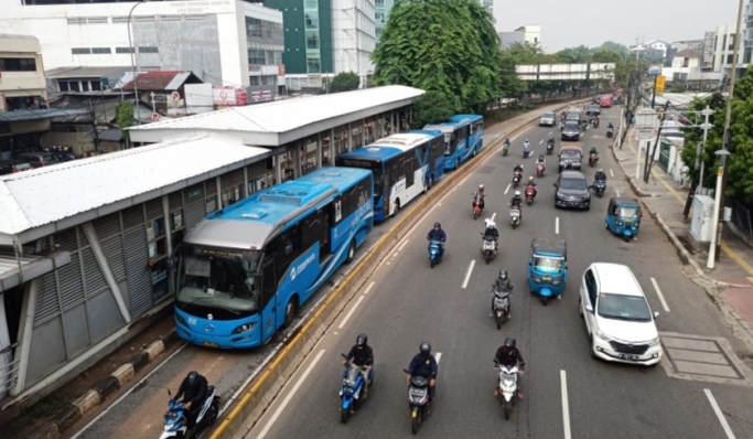 Transportasi publik Transjakarta. (Foto; Jurnal IDN/FRG).