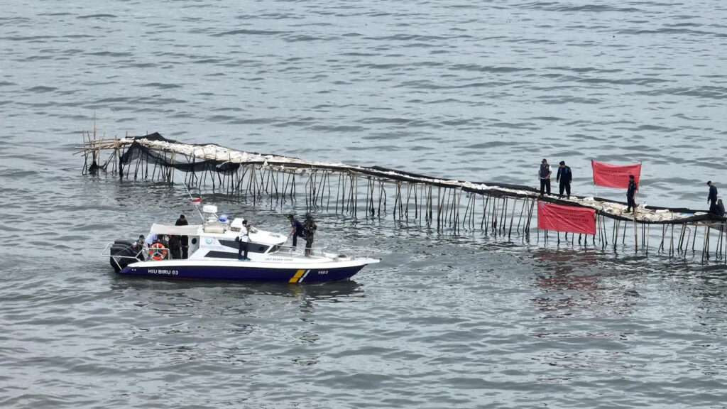 Ditegaskan Menteri Kelautan dan Perikanan, Pemilik Pagar Laut Didenda 18 Juta Perkilometer