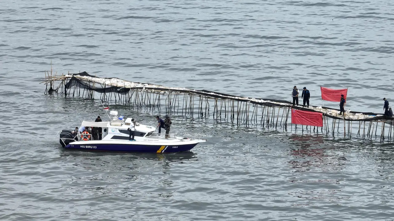 KPK segel pagar laut di Tangerang. (Foto: Jurnal IDN/dk KKP).