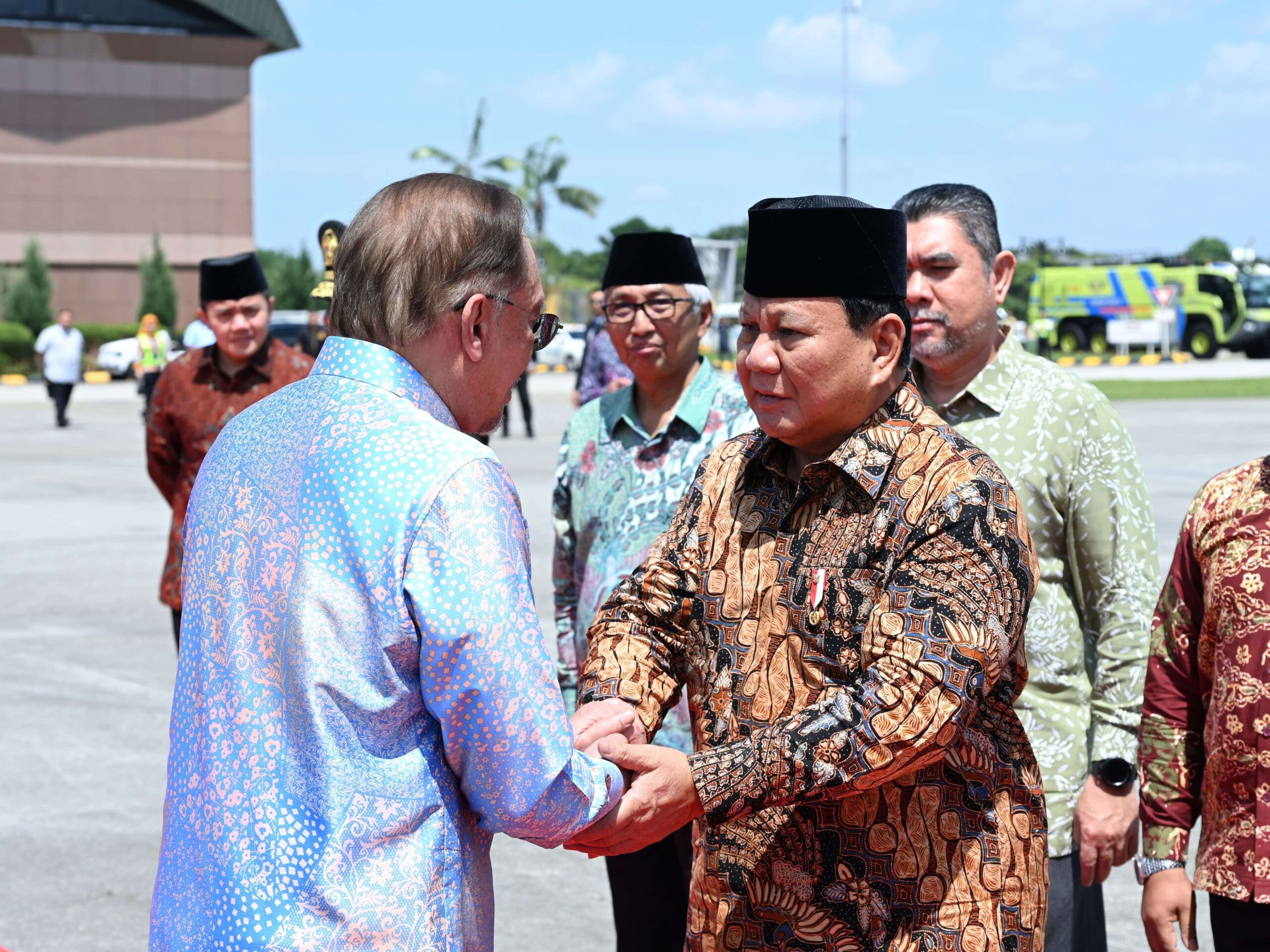 Presiden RI Prabowo Subianto bersalaman dengan Perdana Menteri Malaysia Anwar Ibrahim. (Foto: Jurnal IDN/dok Setpres).