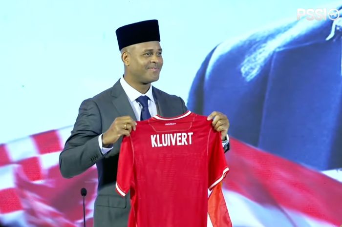 Patrick Kluivert kenakan peci hitam dan kaos Timnas Indonesia saat diperkenalkan PSSI. (Foto; Jurnal IDN/tangkapan layar YouTube PSSI).