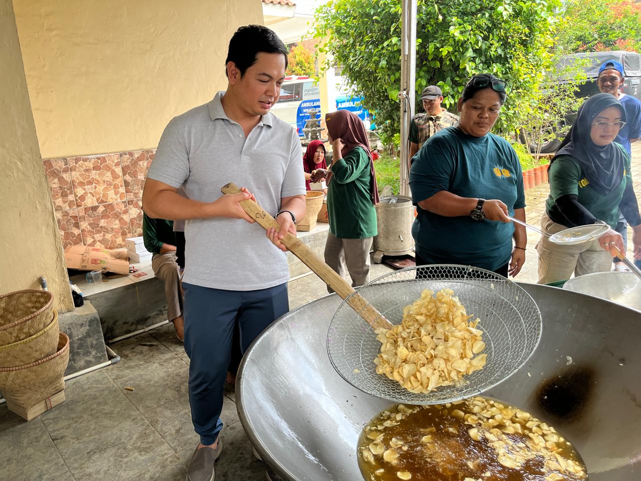 Anggota DPR RI Tommy Kurniawan ikut goreng keripik singkong. (Foto: Jurnal IDN/FRG).