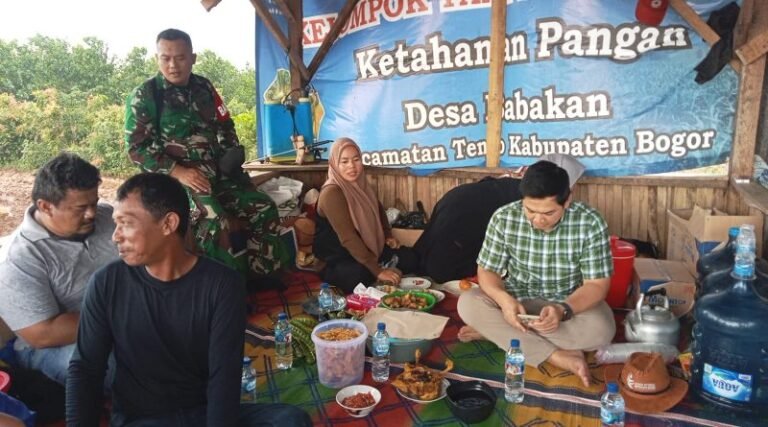 Anggota DPR RI Tommy Kurniawan diskusi dengan Petani di Desa Babakan Kabupaten Bogor, Jawa Barat. (Foto: Jurnal IDN/Ist).