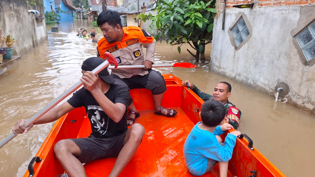 Warga dibantu evakuasi saat banjir. (Foto; Jurnal IDN/Ist).