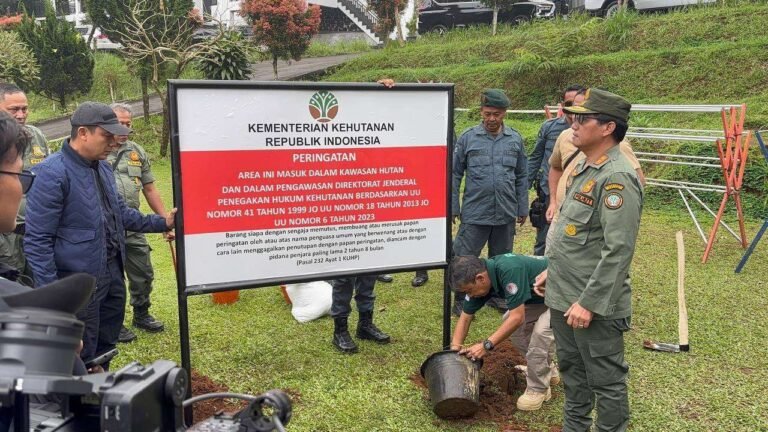 Kemenhut tertibkan sejumlah bangunan di Puncak. (Foto; Jurnal IDN/dok Kemenhut).
