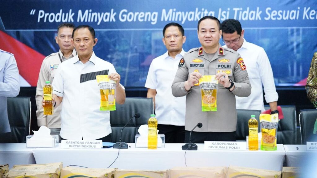 Polri Bongkar Kecurangan Minyak Goreng di Depok, Ribuan Liter Disita