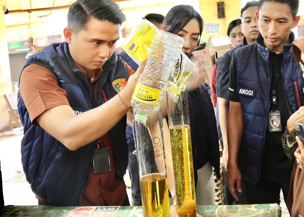 Satgas Pangan Polda Metro Jaya cek takaran MinyaKita. (Foto; Jurnal IDN-Ist).