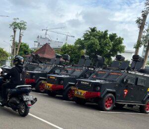 Personel Gabungan diterjunkan di Gedung DPR RI Kawal Demo Mahasiswa. (Foto: Jurnal IDN/FRG).