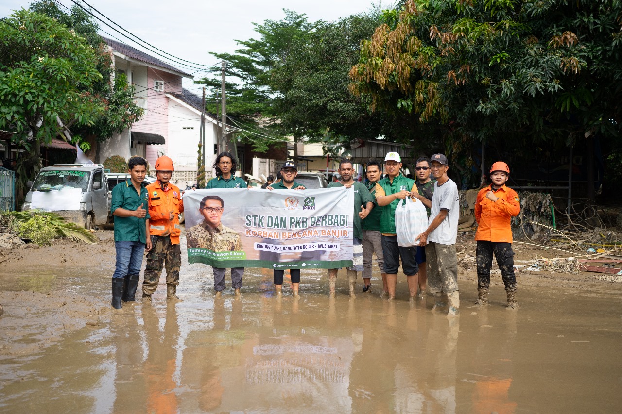 Relawan Tommy Kurniawan bersama Sahabat Tomkur bantu korban banjir Gunung Putri. (Foto: Jurnal IDN/Vian).