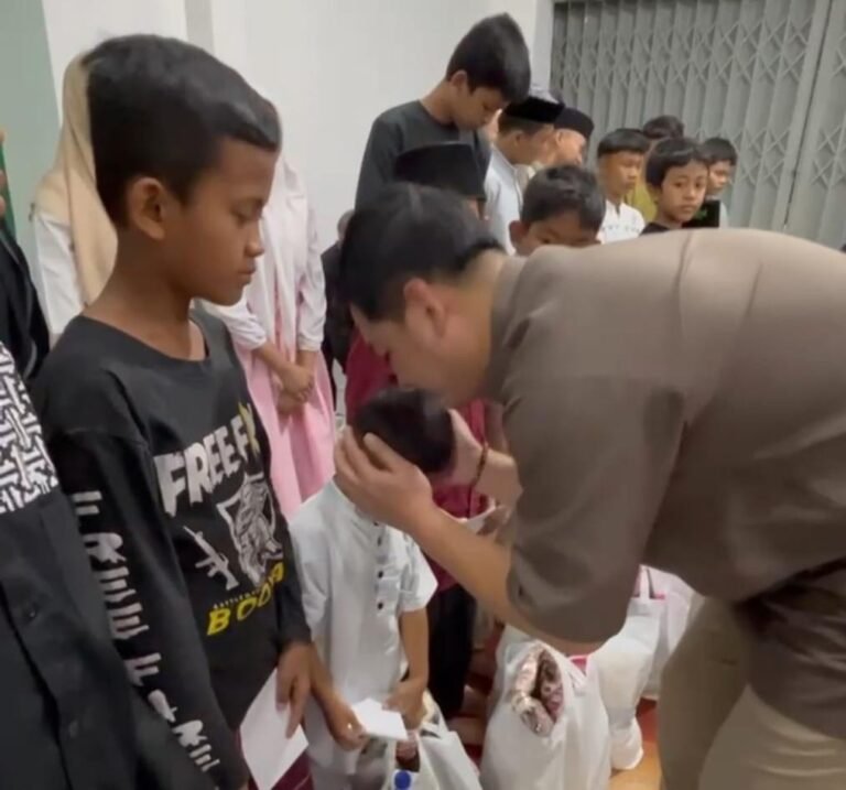 Anggota DPR RI Tommy Kurniawan beri ciuman ke anak yatim. (Foto; Jurnal IDN/FRG).