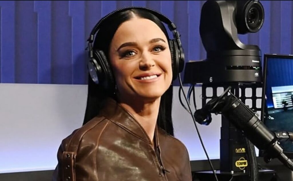 Katy Perry Syok, Seorang Fans Nekat Naik Panggung Saat Konser di Sydney