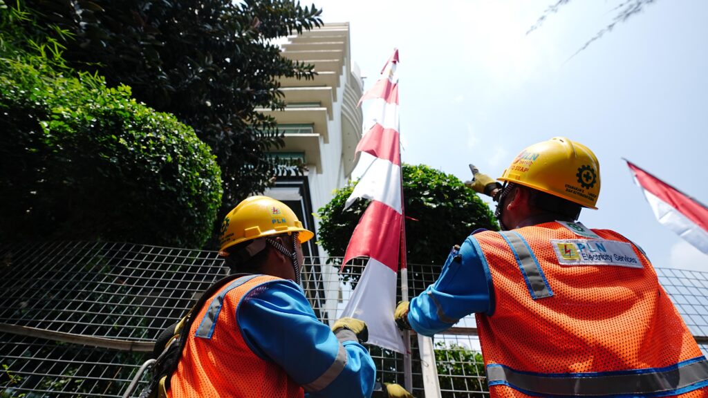 Rayakan HUT RI dengan Aman, PLN Ajak Warga Jaga Jarak Aman Pasang Bendera dan Umbul-Umbul dari Kabel Listrik