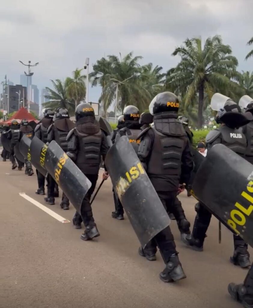 Pasukan Brimob memecah aksi massa di Mako Brimob. (Foto; Jurnal IDN/Tangkapan Layar).