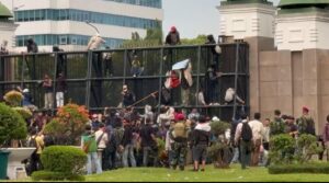 Aksi Massa di depan Gedung DPR RI. (Foto: Jurnal IDN/Ist).