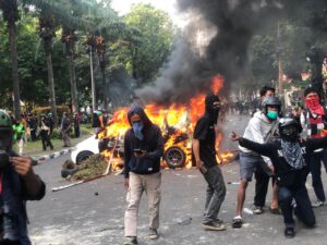 Aksi Massa lakukan pembakaran di fasilitan umum. (Foto; Jurnal IDN/Ist).