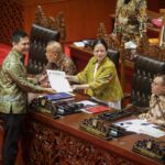 Anggota DPR RI Fraksi PKB Tommy Kurniawan serahkan persetujuan RUU PPSK ke Ketua DPR RI Puan Maharani. (Foto: Jurnal IDN/Ist).