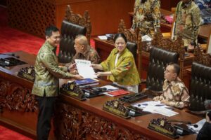 Anggota DPR RI Fraksi PKB Tommy Kurniawan serahkan persetujuan RUU PPSK ke Ketua DPR RI Puan Maharani. (Foto: Jurnal IDN/Ist).