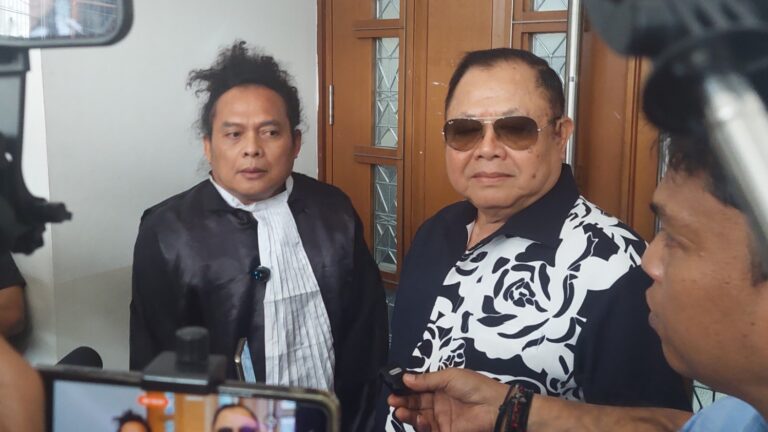 Deolipa Yumara dan Adam Damiri di Pengadilan Negeri Jakarta Pusat, Senin (10/11/2025)