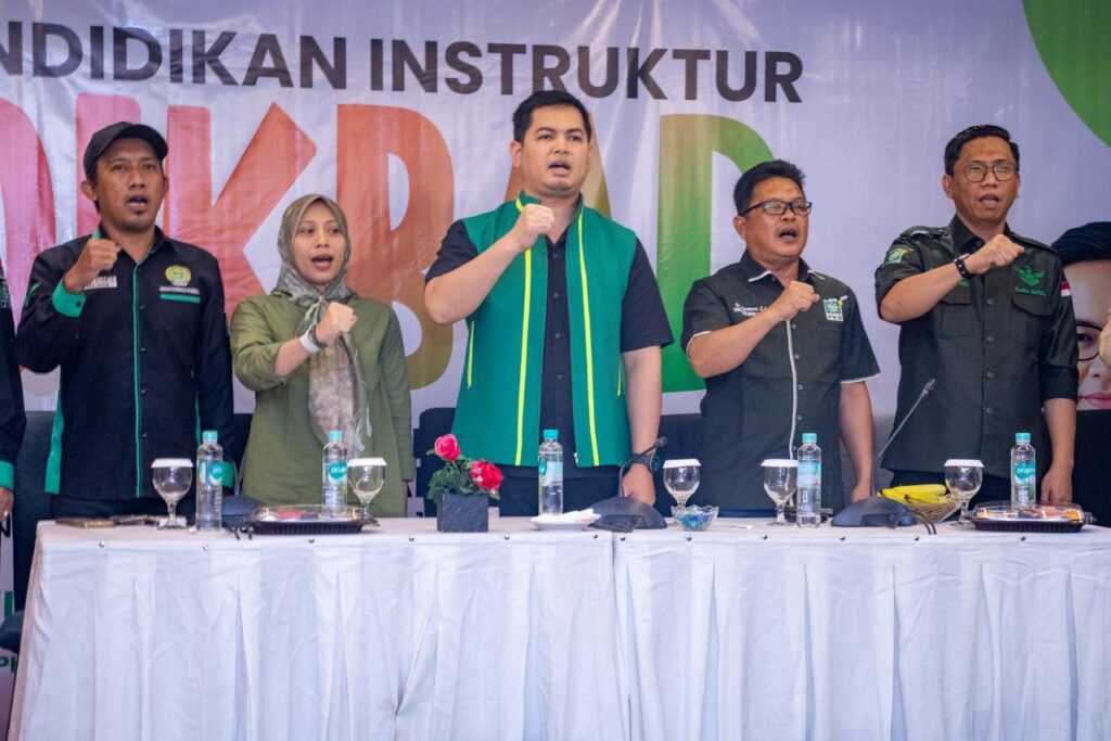 Ketua Umum DKN Garda Bangsa Tommy Kurniawan bersama kader di Lampung. (Foto: JurnalIDN).