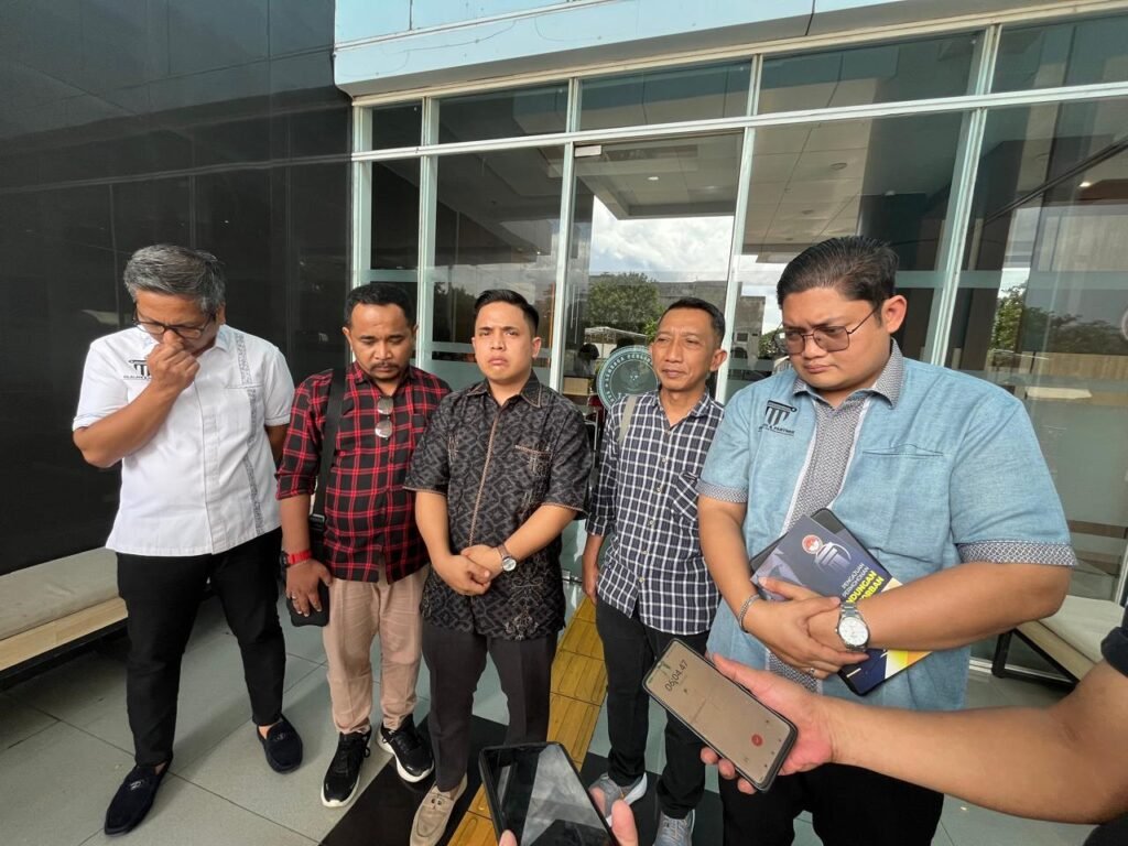Kuasa hukum bersama dua kliennya mengunjungi LPSK. (Foto: Jurnal IDN).