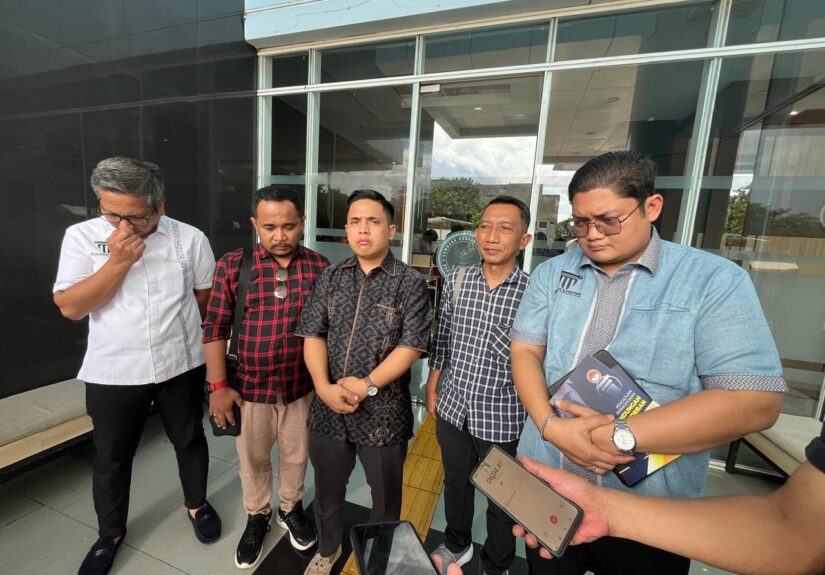 Kuasa hukum bersama dua kliennya mengunjungi LPSK. (Foto: Jurnal IDN).