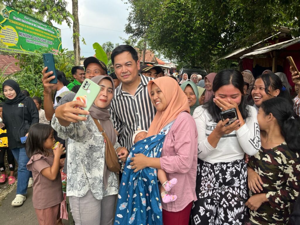 Aktor yang juga Anggota DPR RI Fraksi PKB, Tommy Kurniawan melayani warga untuk foto bersama. (Foto: JurnalIDN). 
