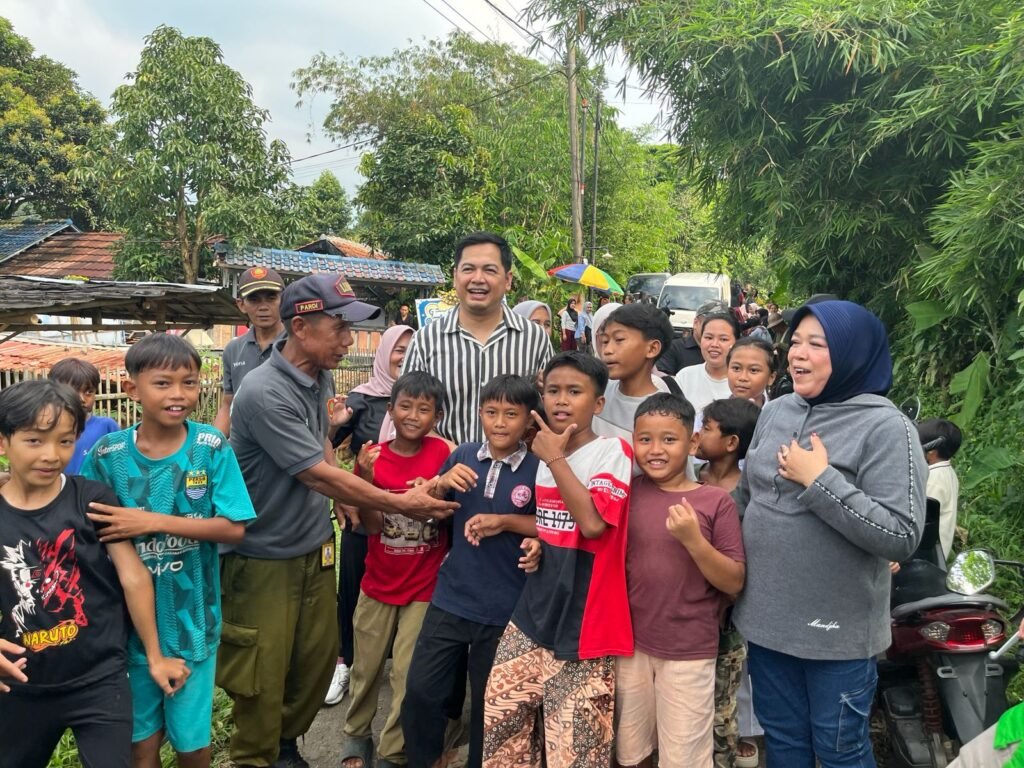 Aktor yang juga Anggota DPR RI Fraksi PKB, Tommy Kurniawan melayani warga untuk foto bersama. (Foto: JurnalIDN).