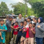 Aktor yang juga Anggota DPR RI Fraksi PKB, Tommy Kurniawan melayani warga untuk foto bersama. (Foto: JurnalIDN).