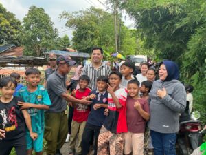 Aktor yang juga Anggota DPR RI Fraksi PKB, Tommy Kurniawan melayani warga untuk foto bersama. (Foto: JurnalIDN).