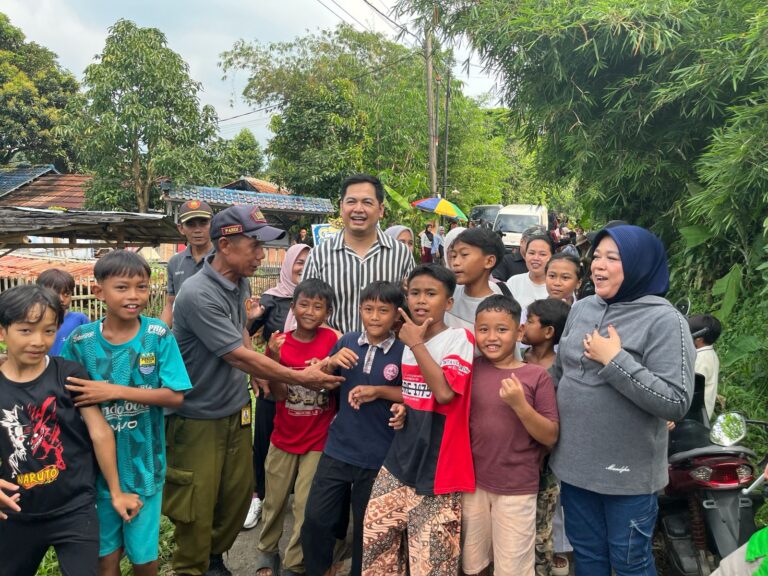 Aktor yang juga Anggota DPR RI Fraksi PKB, Tommy Kurniawan melayani warga untuk foto bersama. (Foto: JurnalIDN).