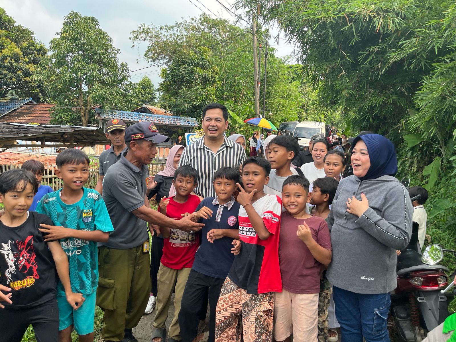 Aktor yang juga Anggota DPR RI Fraksi PKB, Tommy Kurniawan melayani warga untuk foto bersama. (Foto: JurnalIDN).