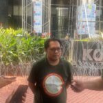 Ketua SMUK, Ahmad Zaki di depan Gedung Merah Putih, markas KPK