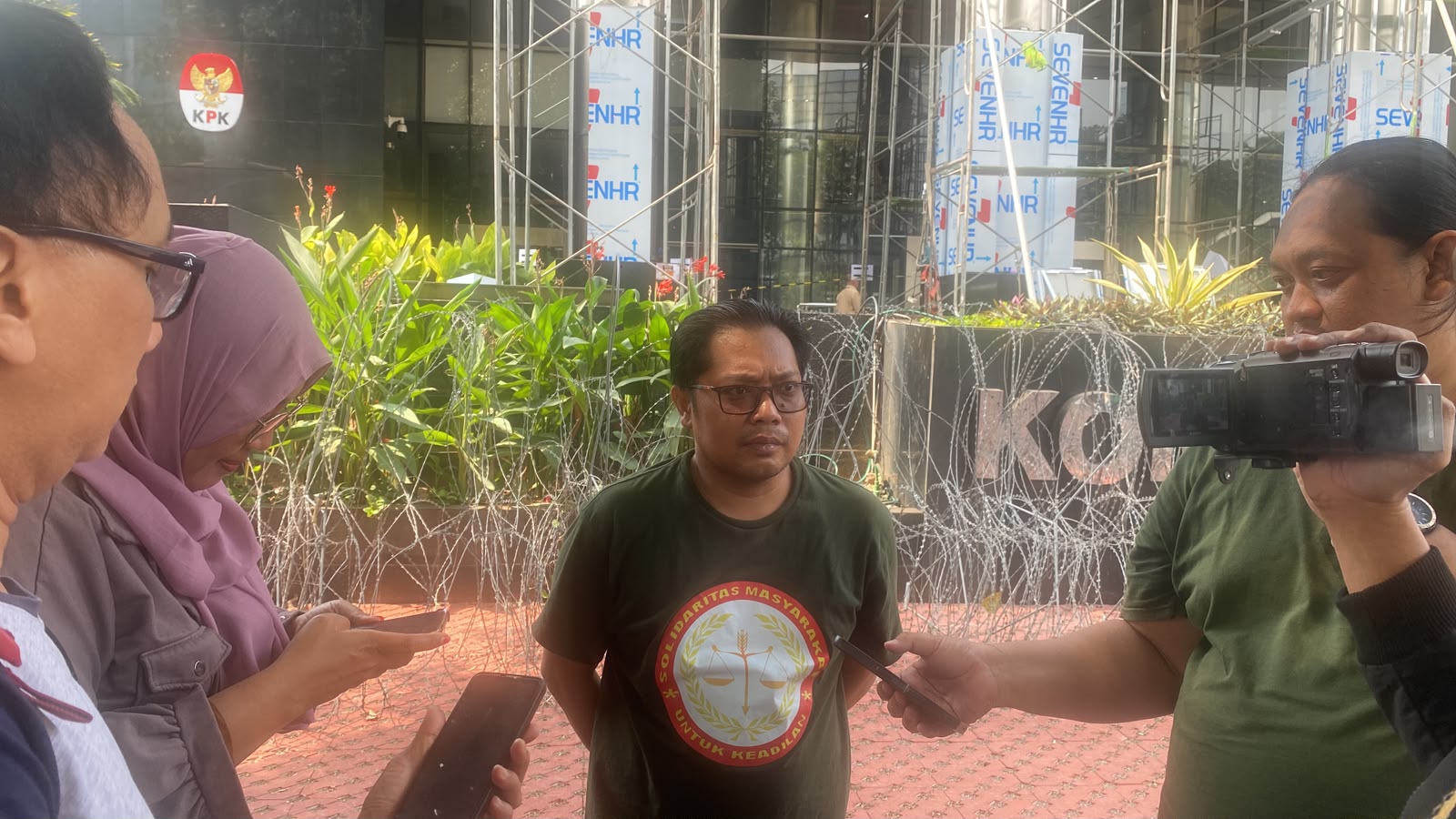 Ketua SMUK, Ahmad Zaki di depan Gedung Merah Putih, markas KPK