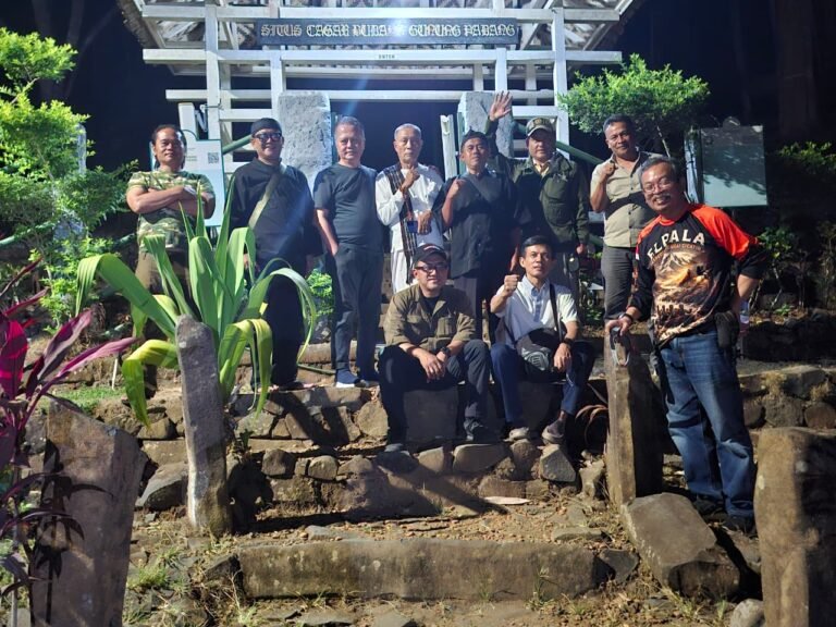Anggota PWI panjatkan doa untuk keselamatan dan persatuan bangsa di Teras 5 Gunung Padang, Cianjur.