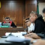 Saksi Vinsen di sidang Bangun Paulus mengaku dipiting, diancam palu, dan dipaksa transfer total Rp80 juta.