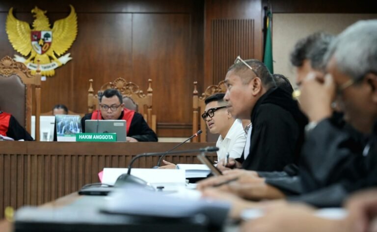 Saksi Vinsen di sidang Bangun Paulus mengaku dipiting, diancam palu, dan dipaksa transfer total Rp80 juta.
