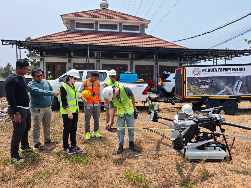 PT Duta Topkey Energi demokan drone pembersih insulator transmisi listrik demi tingkatkan efisiensi dan K3.