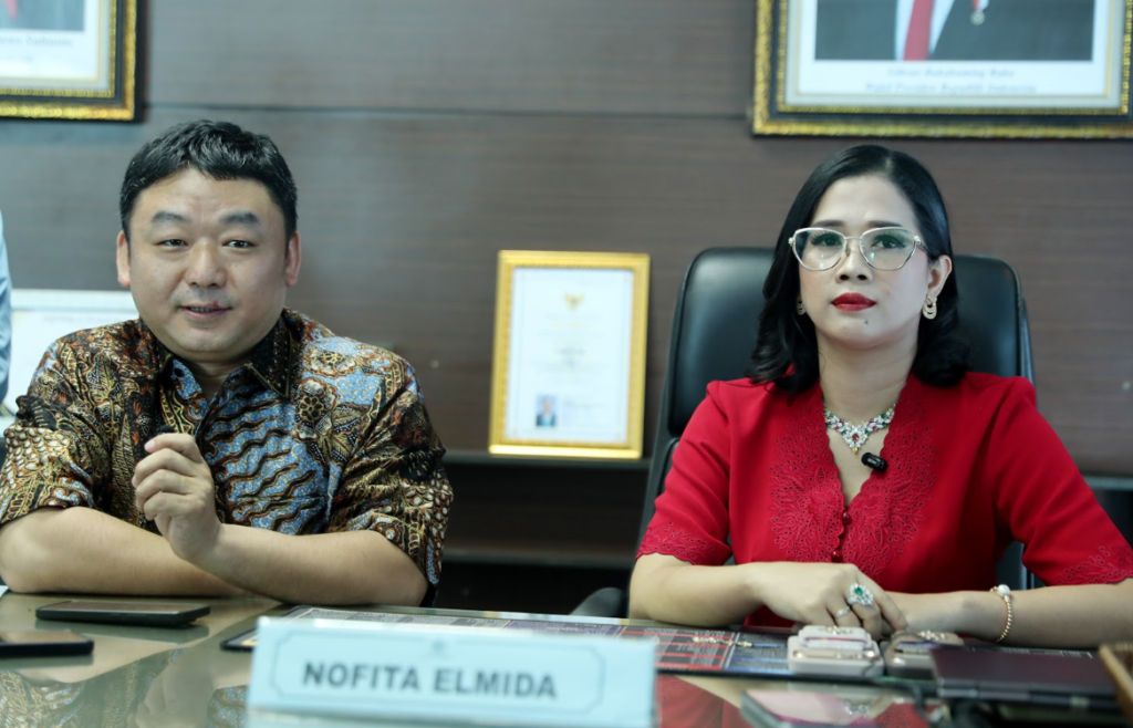 Direktur PT Duta Topkey Energi, Alex Xu bersama Direktur Utama PT Duta Topkey Energi, Novita Emilda menjelaskan soal proyek drone pembersih insulator transmisi listrik demi tingkatkan efisiensi dan K3.