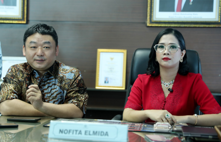 Direktur PT Duta Topkey Energi, Alex Xu bersama Direktur Utama PT Duta Topkey Energi, Novita Emilda menjelaskan soal proyek drone pembersih insulator transmisi listrik demi tingkatkan efisiensi dan K3.