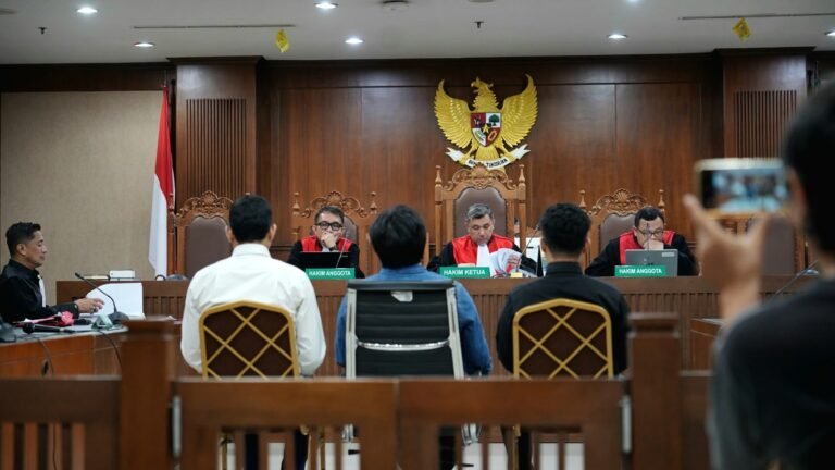 JPU hadirkan saksi kunci kasus pemerasan Bangun Paulus. Keberadaan palu di mobil terdakwa terkonfirmasi.