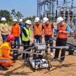PT Duta Topkey Energi demokan drone pembersih insulator transmisi listrik demi tingkatkan efisiensi dan K3.